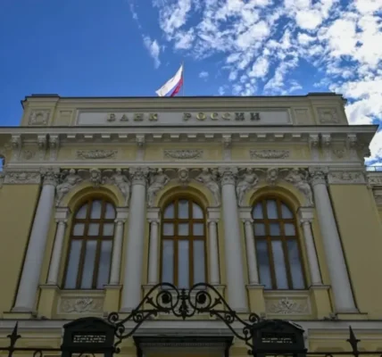 росія може призупинити зниження процентних ставок через інфляцію та атаки на НПЗ - Bloomberg