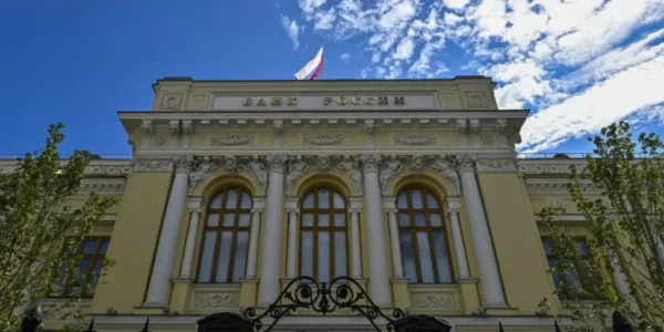 росія може призупинити зниження процентних ставок через інфляцію та атаки на НПЗ - Bloomberg