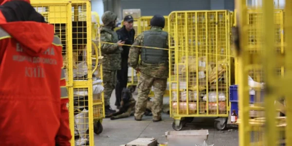 За вибух на пошті у Києві затримали 40-річного чоловіка: він робив
