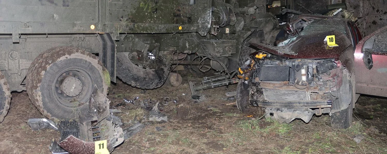 На Львівщині Nissan з військовими номерами врізався у вантажівку: загинуло четверо військових