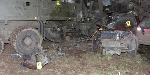 На Львівщині Nissan з військовими номерами врізався у вантажівку: загинуло четверо військових