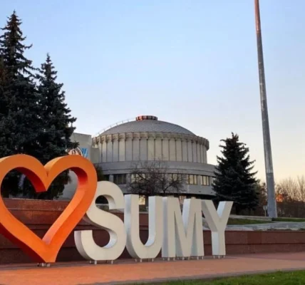 Суми частково знеструмлені після ворожої атаки, лікарні та екстрені служби зі світлом - ОВА