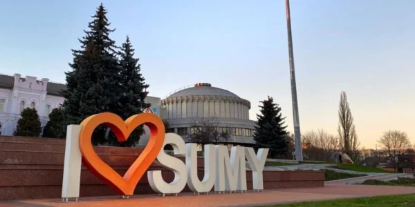 Суми частково знеструмлені після ворожої атаки, лікарні та екстрені служби зі світлом - ОВА