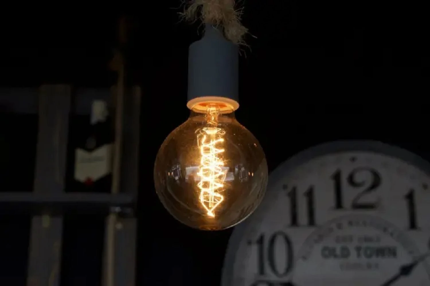 30 листопада в Україні діятимуть відключення і обмеження електроенергії: опубліковані графіки