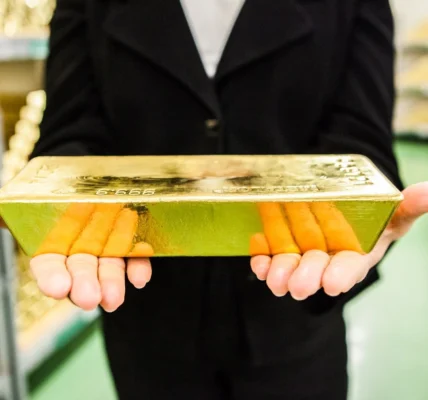 Ціни на золото досягли двотижневого максимуму на тлі слабких даних з США