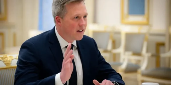 Міністр армії США Дрісколл зустрічається з росіянами в ОАЕ на тлі зусиль щодо мирної угоди - CBS News