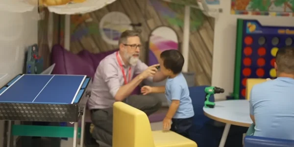 Хлопчик з рідкісним захворюванням вразив лікарів після вперше застосованої генної терапії