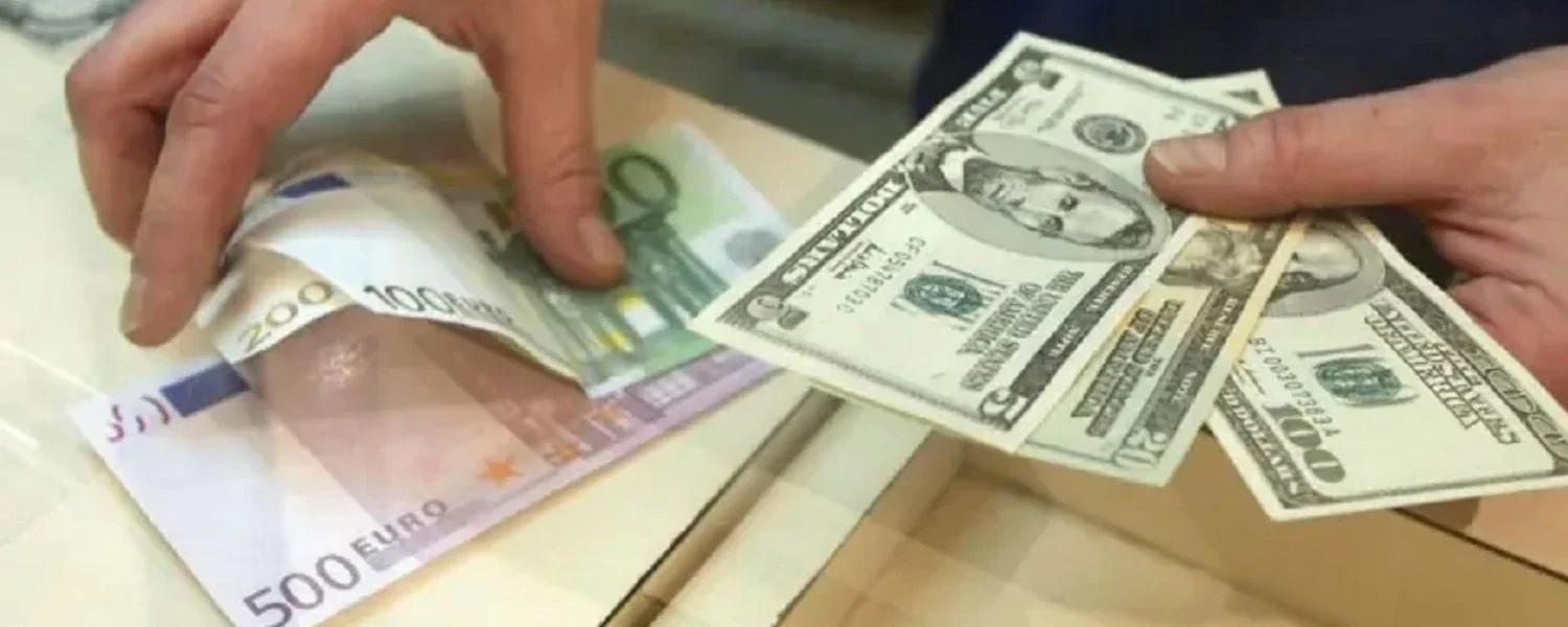 Курс валют в Україні: гривня міцнішає до долара та євро