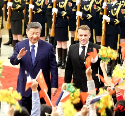 Макрон зустрівся з Сі у Пекіні, закликаючи Китай до поштовху щодо припинення вогню в Україні