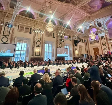 "Якщо є шанс за столом переговорів, він має бути головним": у МЗС перед переговорами у США заявили про прихильність використати будь-яку можливість завершити війну