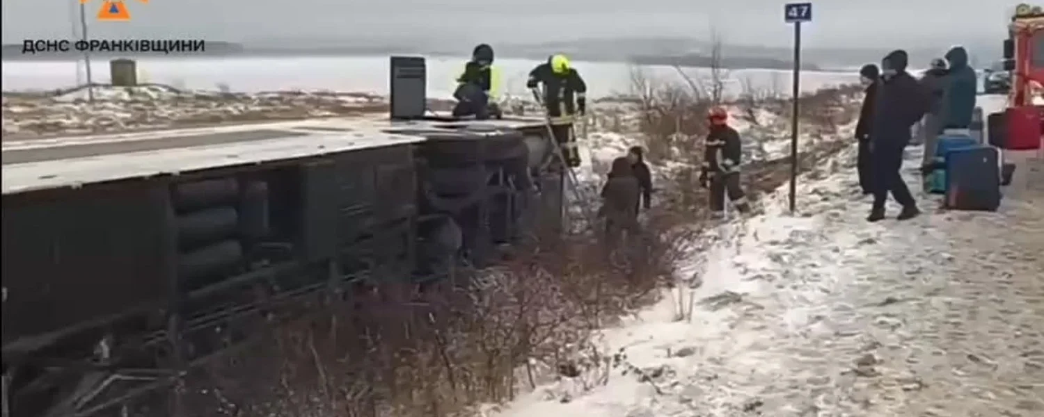 Автобус з 30 пасажирами перекинувся на бік на Прикарпатті: є загиблий та 5 постраждалих, серед них дитина