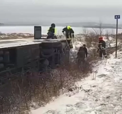 Автобус з 30 пасажирами перекинувся на бік на Прикарпатті: є загиблий та 5 постраждалих, серед них дитина