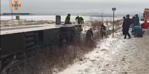 Автобус з 30 пасажирами перекинувся на бік на Прикарпатті: є загиблий та 5 постраждалих, серед них дитина
