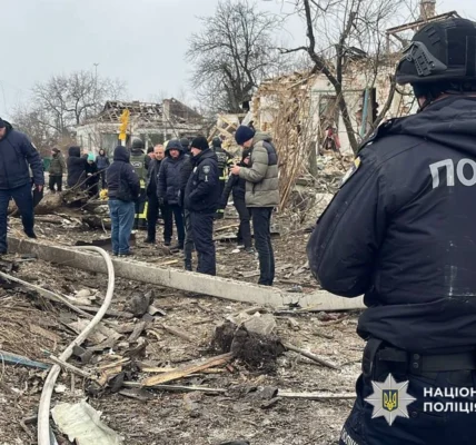 Російська ракета влучила в житловий мікрорайон Умані: поліція показала наслідки удару