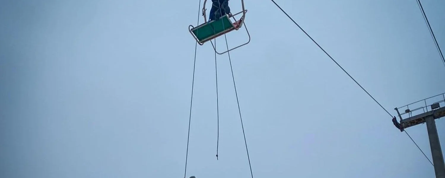 63 застряглих туристів уже зняли з підйомника у Карпатах: показали кадри порятунку