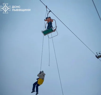 63 застряглих туристів уже зняли з підйомника у Карпатах: показали кадри порятунку