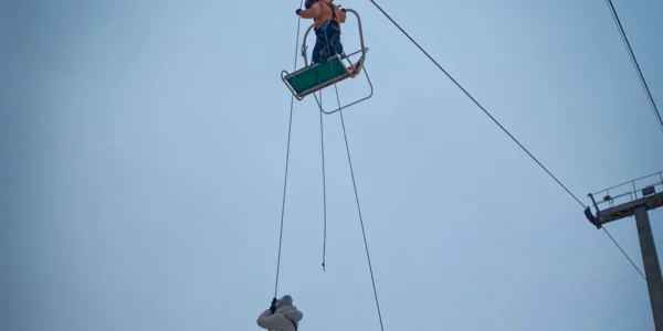 63 застряглих туристів уже зняли з підйомника у Карпатах: показали кадри порятунку