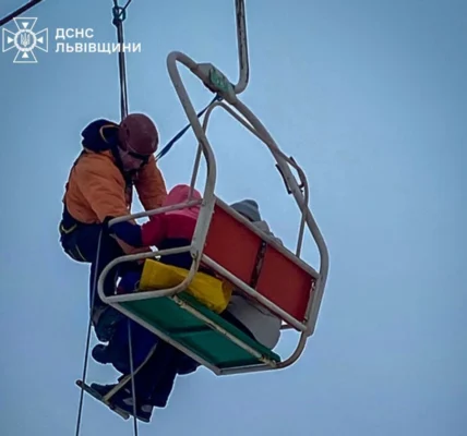 На горі Захар Беркут завершили порятунок застряглих туристів: 78 людей зняли з підйомника