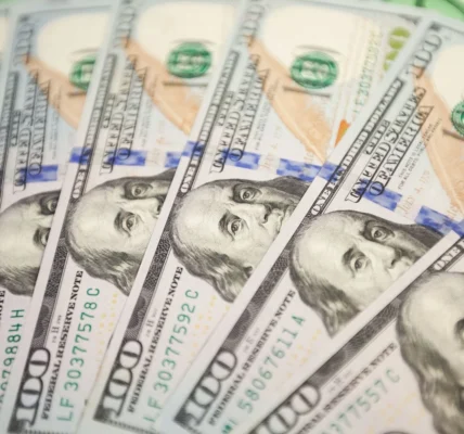 Долар розпочав 2026 рік з незначним зростанням після найбільшого річного падіння за вісім років