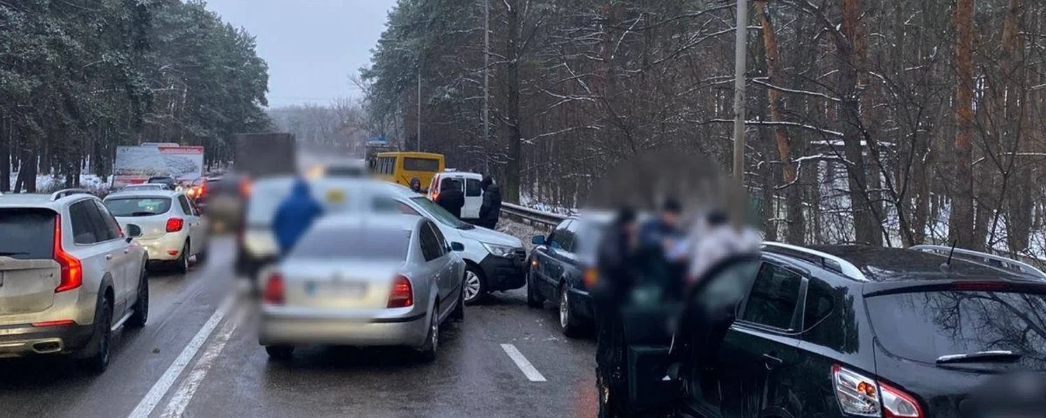 В Україні на тлі негоди вже понад 180 ДТП: приблизно кожна шоста - з потерпілими