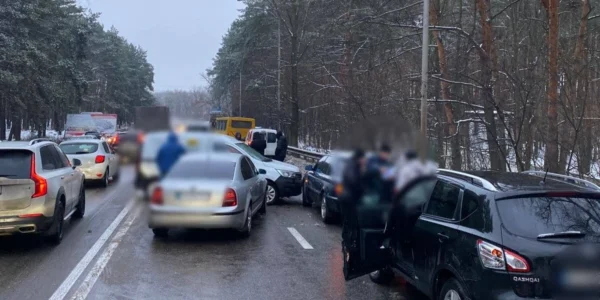 В Україні на тлі негоди вже понад 180 ДТП: приблизно кожна шоста - з потерпілими
