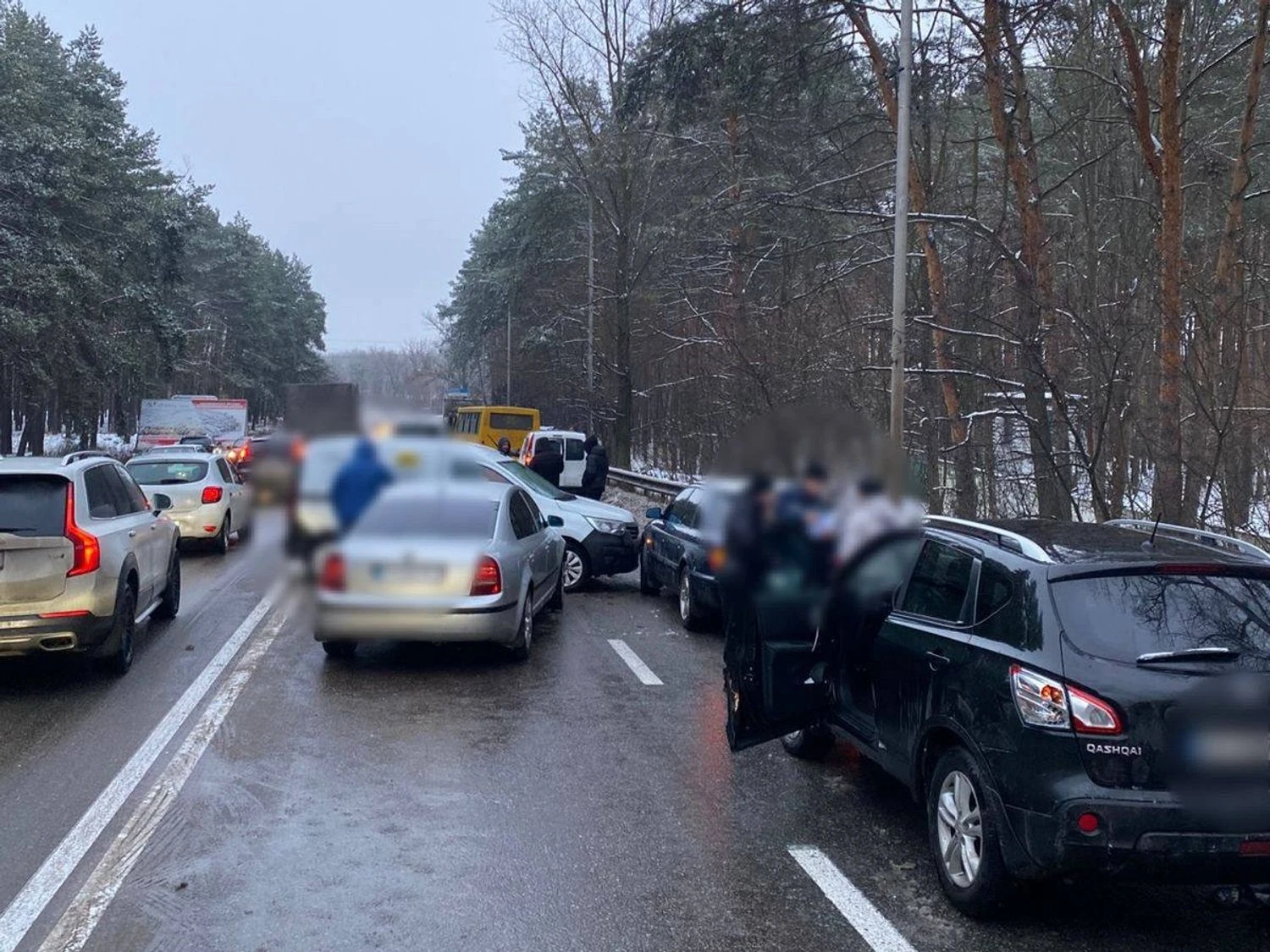 В Україні на тлі негоди вже понад 180 ДТП: приблизно кожна шоста - з потерпілими