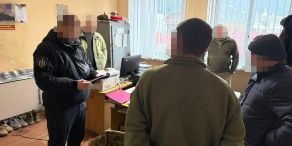 На Івано-Франківщині затримали військовослужбовця ТЦК за побиття чоловіків призовного віку