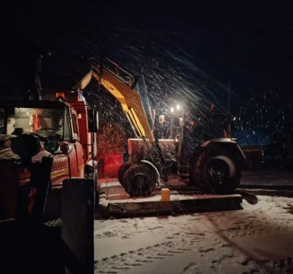 Негода в Україні: кількість ДТП подвоїлася за дві години, зі снігових заметів уже витягують автівки