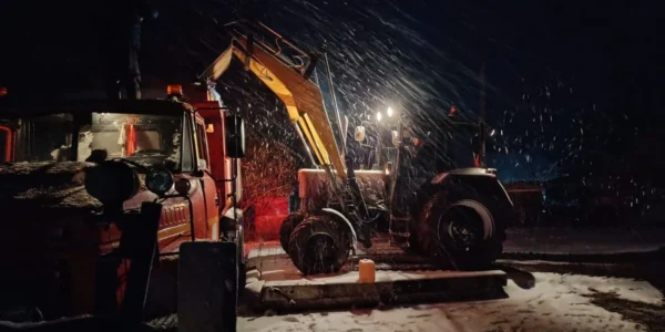 Негода в Україні: кількість ДТП подвоїлася за дві години, зі снігових заметів уже витягують автівки