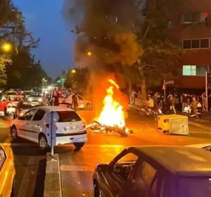 МЗС через погіршення ситуації з безпекою закликало українців покинути Іран