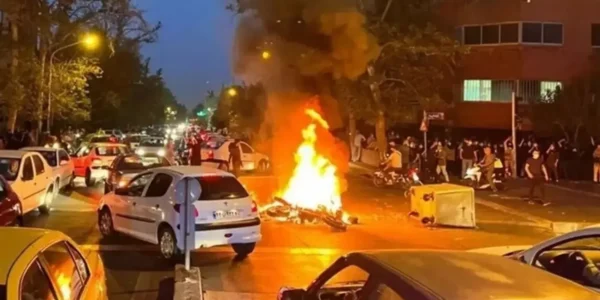 МЗС через погіршення ситуації з безпекою закликало українців покинути Іран