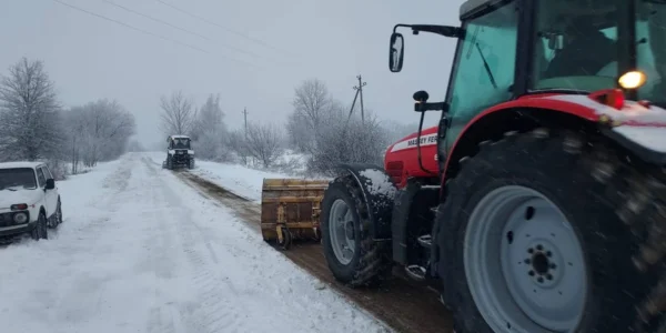 Снігопади вирують у семи регіонах, обмеження для вантажівок ввели у ще одній області, але скасували на Прикарпатті