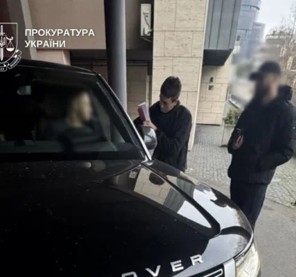 Понівечив обличчя пацієнтки під час підтяжки брів та операції на носі: у Києві повідомили підозру пластичному хірургу