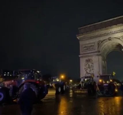 Фермери заблокували тракторами Париж з Тріумфальною аркою: протестують проти торговельної угоди ЄС з Mercosur