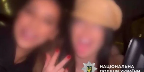 У Києві три блогерки співали