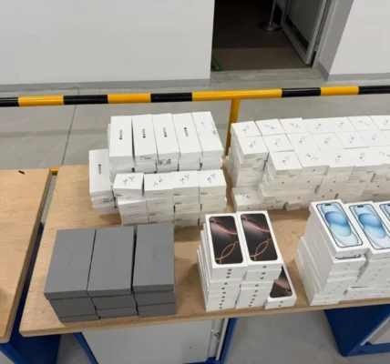 iPhone, AirPods та Apple Watch на 35 мільйонів: на кордоні зупинили нафарширований