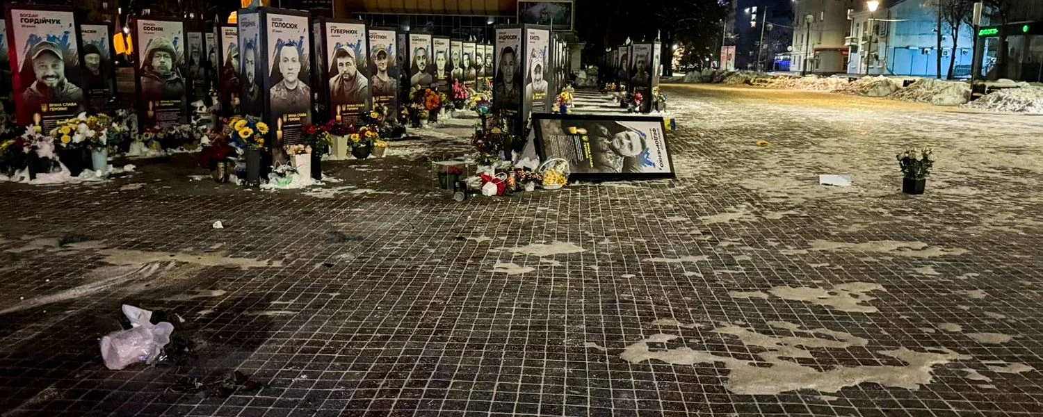 У Рівному жінка перекинула портрети полеглих Героїв на центральній площі: відкрито провадження