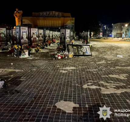 У Рівному жінка перекинула портрети полеглих Героїв на центральній площі: відкрито провадження