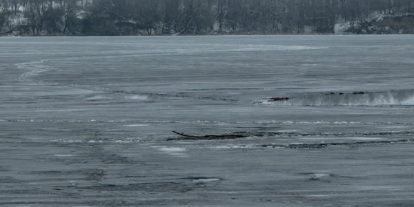 Пішов на риболовлю з сином і провалився під кригу: на Вінниччині загинув чоловік