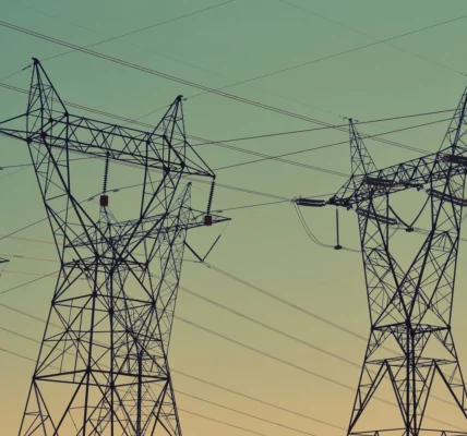 Українські міста охопили аварійні відключення світла: є зупинка метро та перебої з водою