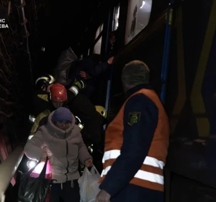 У Києві під час зупинки метро рятувальники евакуювали із тунелів майже 500 пасажирів