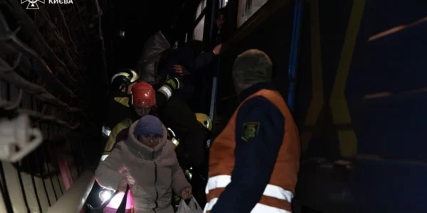 У Києві під час зупинки метро рятувальники евакуювали із тунелів майже 500 пасажирів