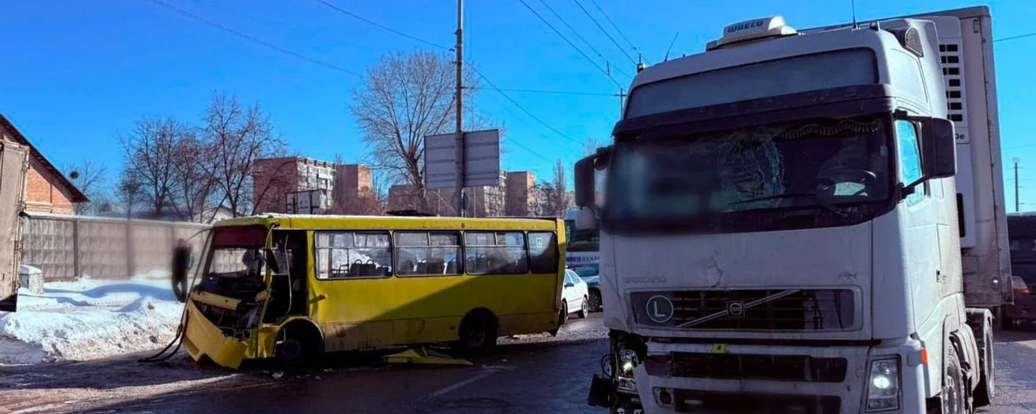 На столичній Кільцевій дорозі маршрутку відкинуло на вантажівку після зіткнення з фурою, є постраждалі
