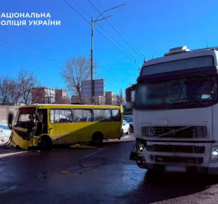 На столичній Кільцевій дорозі маршрутку відкинуло на вантажівку після зіткнення з фурою, є постраждалі