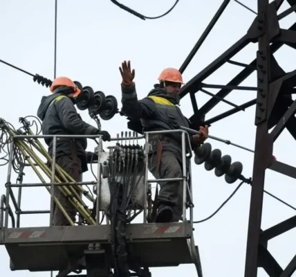 Ситуація в Києві залишається важкою через низькі температури: енергетики працюють цілодобово