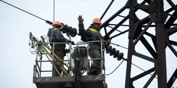 Ситуація в Києві залишається важкою через низькі температури: енергетики працюють цілодобово