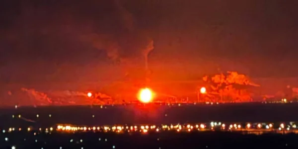 Масована атака БпЛА на волгоградську область: пожежа на заводі та пошкодження будинків