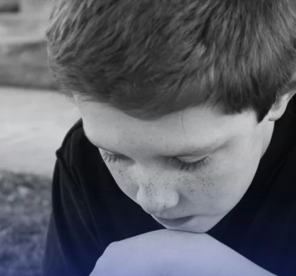 У Києві мати покинула дитину в тяжкому стані, залишивши без їжі води та зв’язку