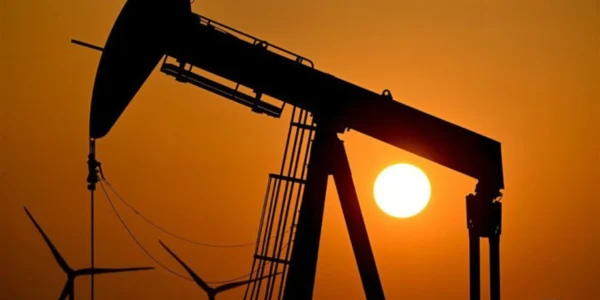 Ціни на нафту знижуються на фоні прогнозів рекордного надлишку пропозиції та покращенням відносин США та Ірану