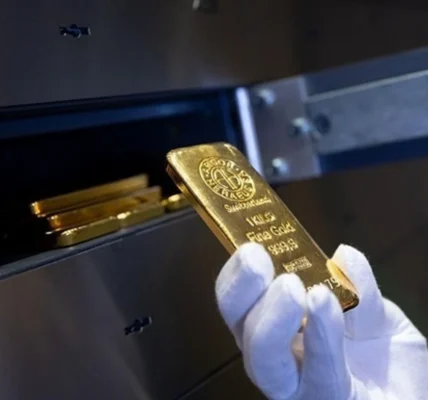 Світові ціни на золото знизилися через зміцнення долара та низьку активність на азійських ринках